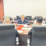 龚畅调度网民留言和12345政务热线工作