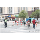 冬季“护学岗”为上学路上的师生撑起‘安全伞’
