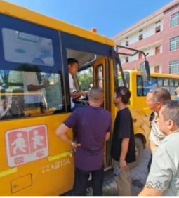 邓家铺镇：构筑校车安全防线 平安迎接开学季