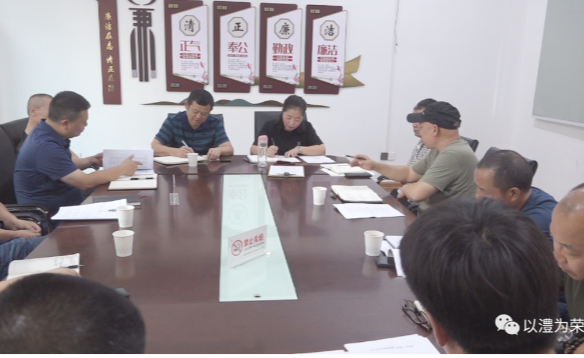 县领导调度主干道沿线人居环境整治工作