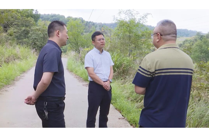 陈溢调研督导溶洞污染排查整治并开展巡林工作