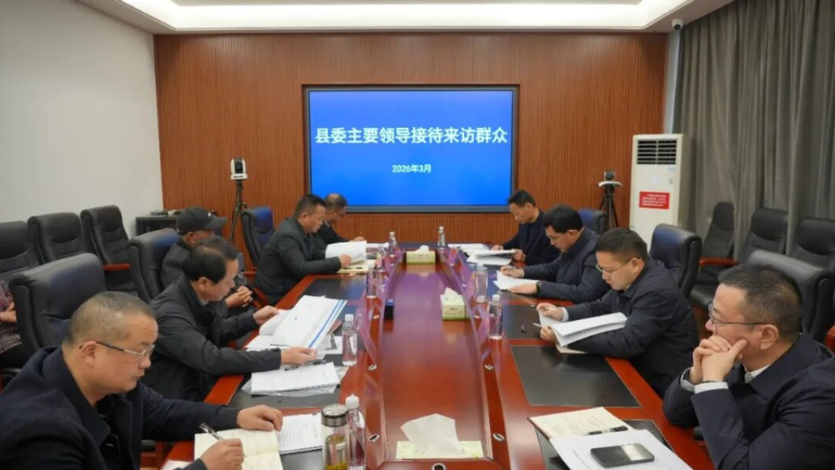 王启武在县信访局坐班接访