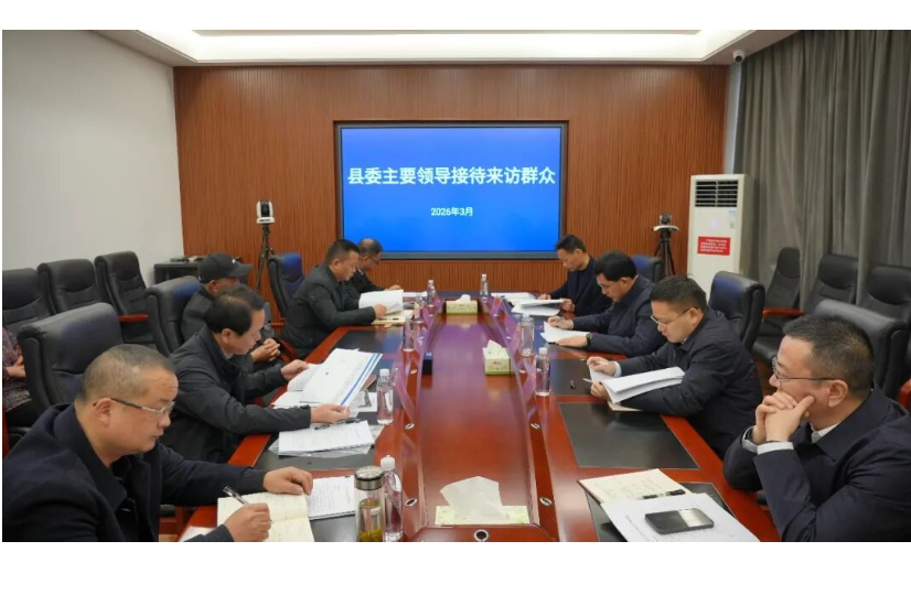 王启武在县信访局坐班接访