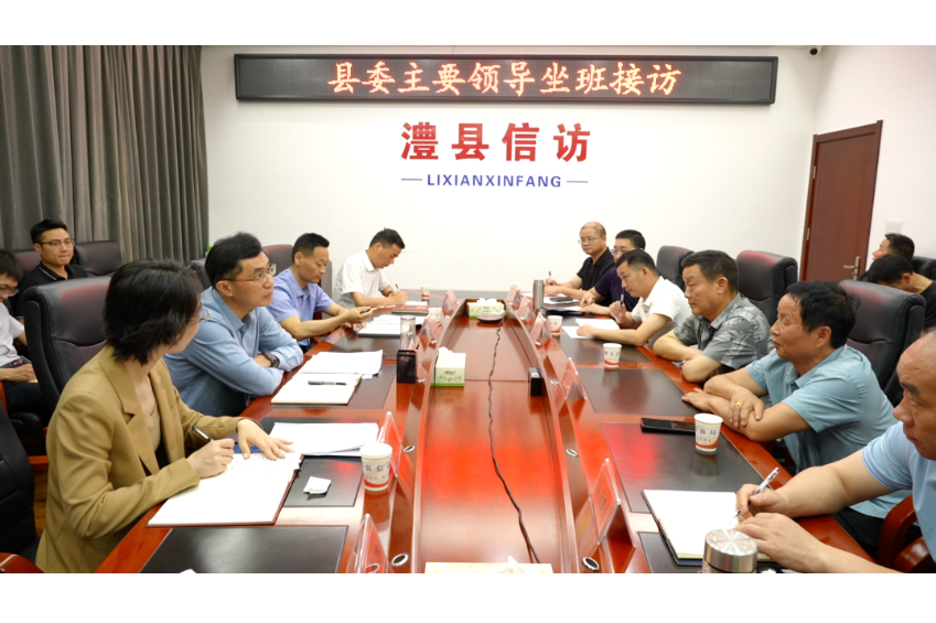 王启武在澧县信访局坐班接访