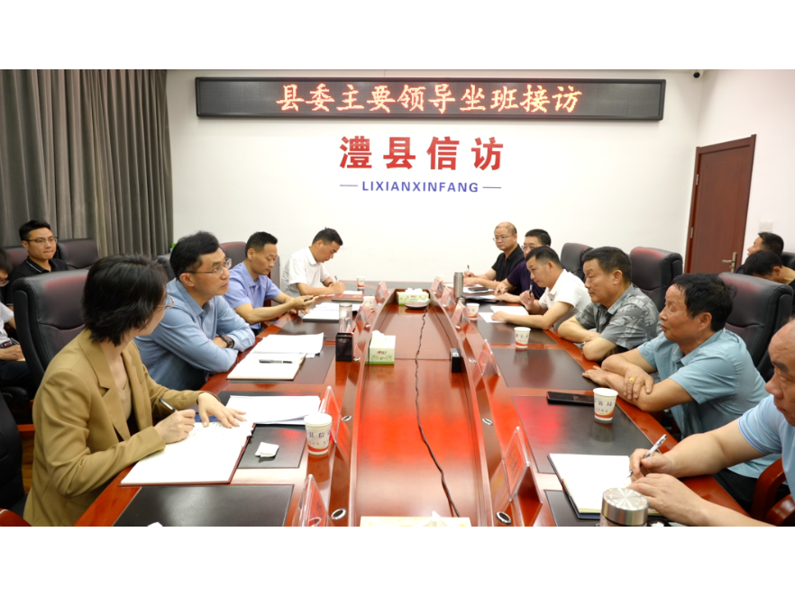 王启武在澧县信访局坐班接访