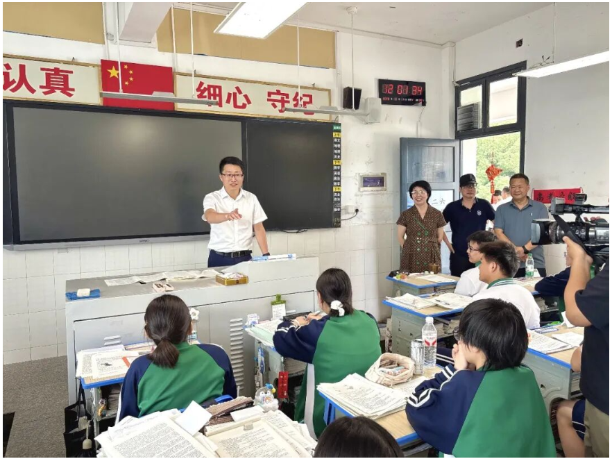 冷亮督导检查高考备考工作
