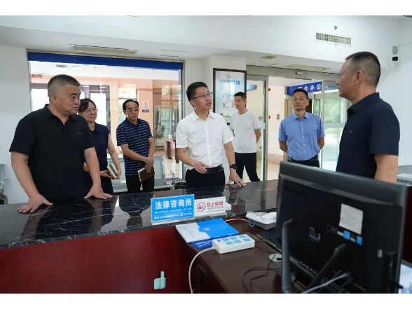 冷亮调研政法系统工作