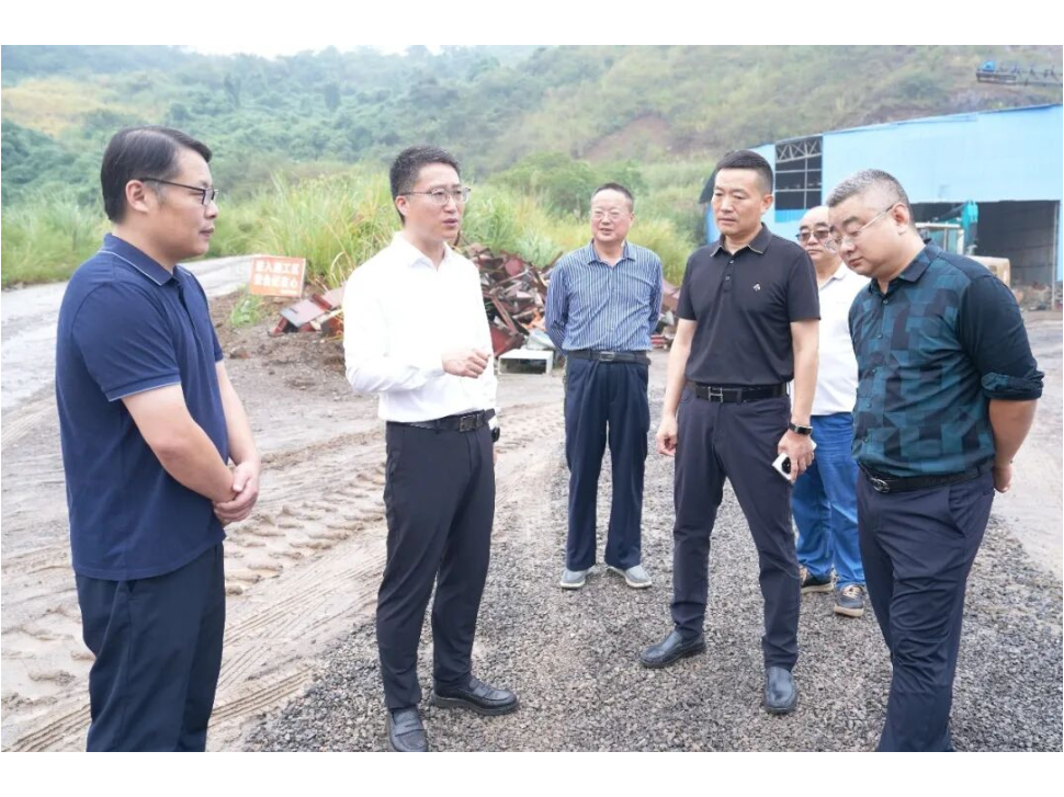 冷亮督导溶洞污染排查整治工作