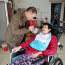 好丈夫照顾瘫痪妻子 16年不离不弃