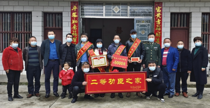 特殊的生日礼物！60岁生日当天，他收到了儿子荣立二等功的喜报