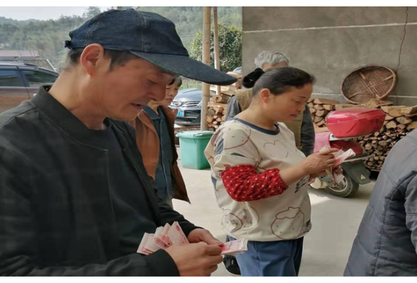 新桥镇老木峪村村民喜领土地流转金