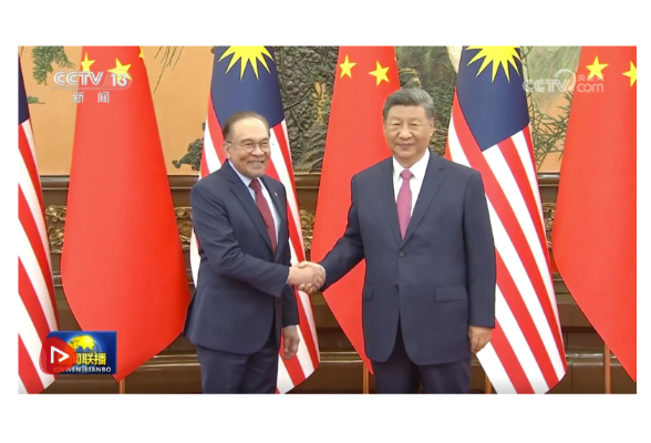  习近平会见马来西亚总理安瓦尔