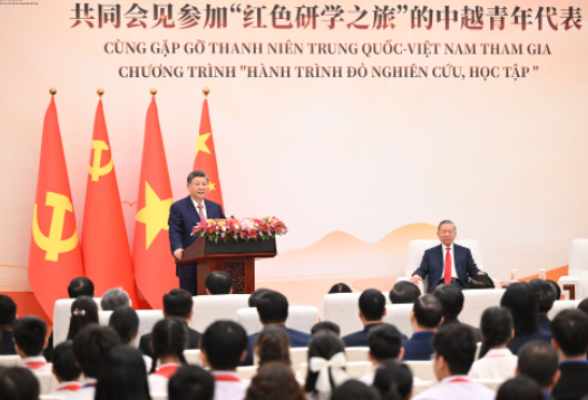 习近平同苏林共同会见中越青年代表