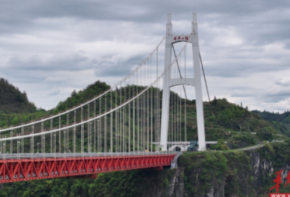 万千气象看湖南｜从“最牛交警”到“豆腐西施”的新变化——矮寨大桥侧记