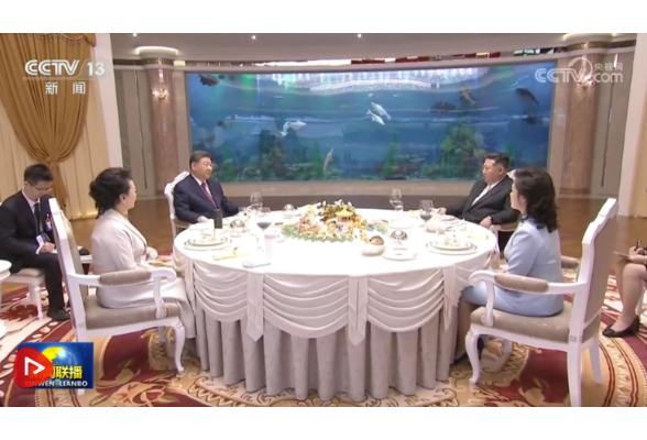 习近平夫妇出席金正恩夫妇举行的小范围午宴