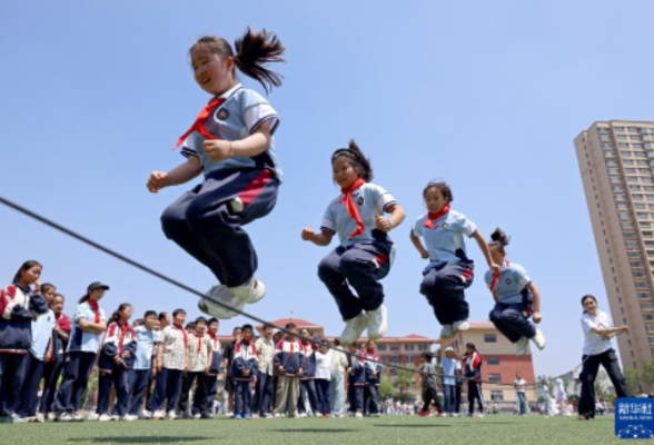 好评中国丨同心同向 育好党和人民的红孩子