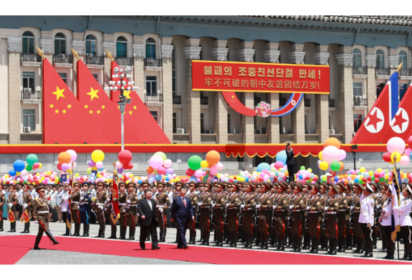 习近平出席金正恩举行的欢迎仪式