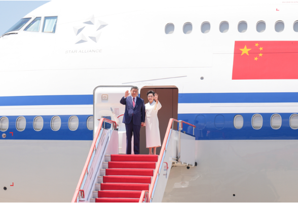 习近平抵达平壤开始对朝鲜进行国事访问
