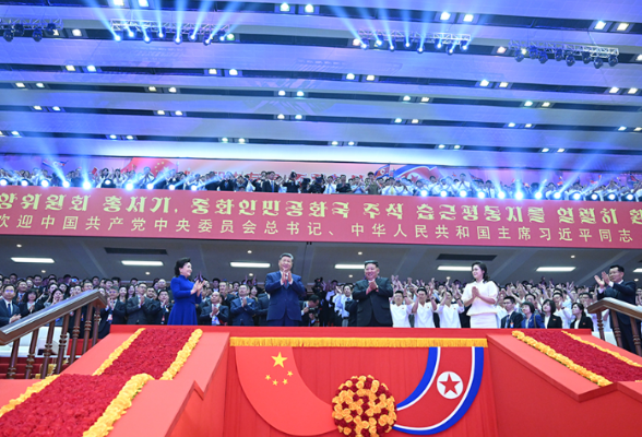 习近平和彭丽媛观看朝鲜专场文艺演出