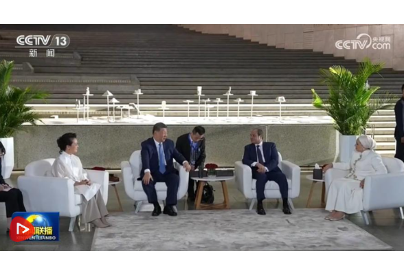 习近平和彭丽媛同埃及总统塞西夫妇共同参观大埃及博物馆