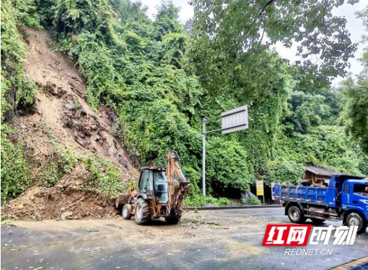 吉首：暴雨致健身坡山体滑坡 五条公交线路临时改线运行