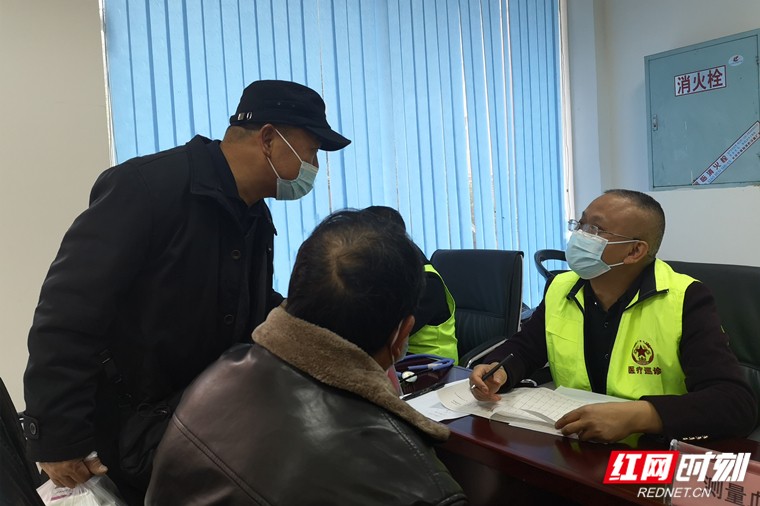 巡诊医生认真查看检查结果,对症开药,叮嘱日常相关注意事项并耐心解答相关问题。_副本.jpg