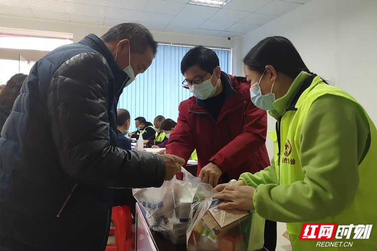 巡诊队为老兵免费赠送药品,并叮嘱用药时间、方法和剂量等。_副本.jpg