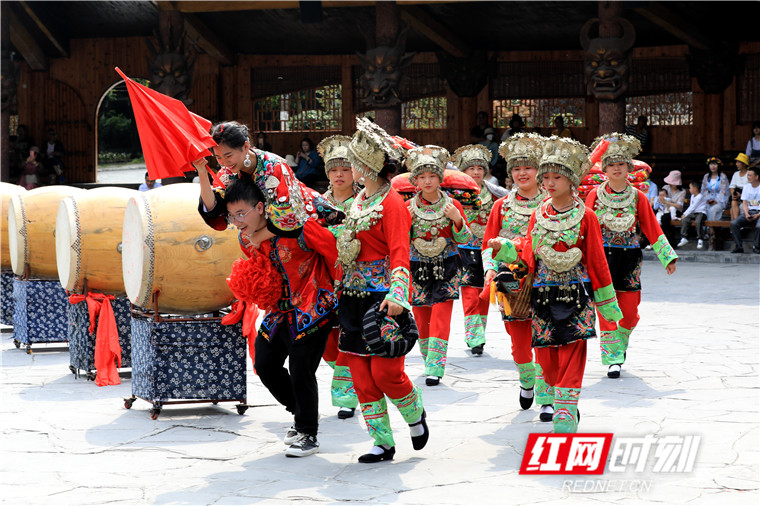 31.5彭彪《苗家风情醉游人》2020.05.04摄于德夯苗寨13574372437.jpg