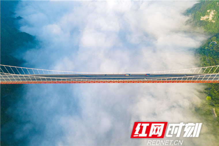 “天桥”云海（组照），2020年5月3日，吉首市矮寨大桥周边云雾缭绕，美丽壮观。 刘振军 摄，13637438590 (3).jpg