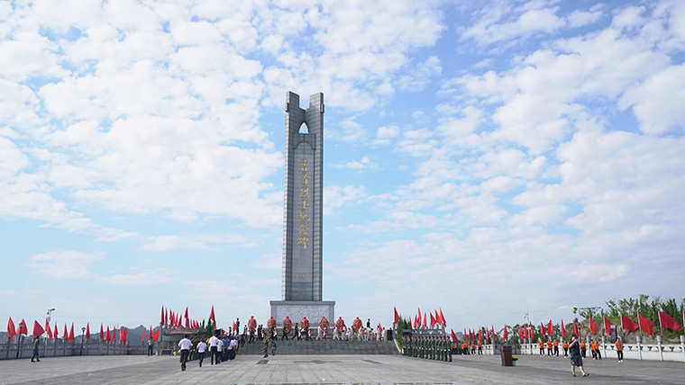 烈士纪念日 湘西州各界代表向人民英雄敬献花篮1.jpg