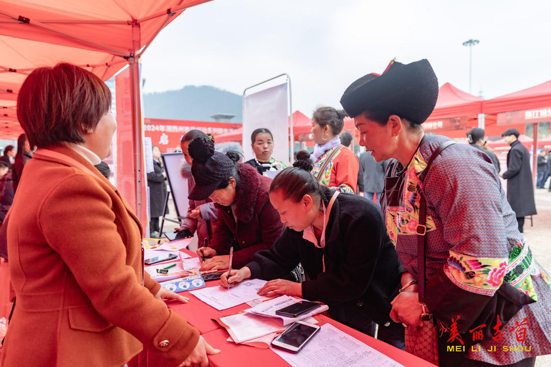 吉首市人民广场，求职者在填写就业信息表