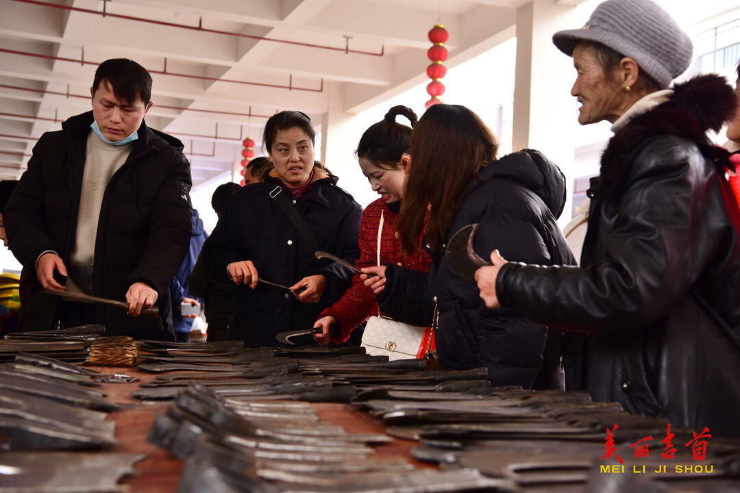 一年之计在于春，村民抓紧农时，赶在春耕春播前，购买果树苗、猪崽、农用薄膜、种子、农机农具等春耕生产必需品。