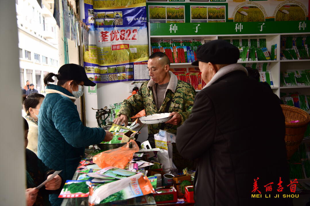 一年之计在于春，村民抓紧农时，赶在春耕春播前，购买果树苗、猪崽、农用薄膜、种子、农机农具等春耕生产必需品。