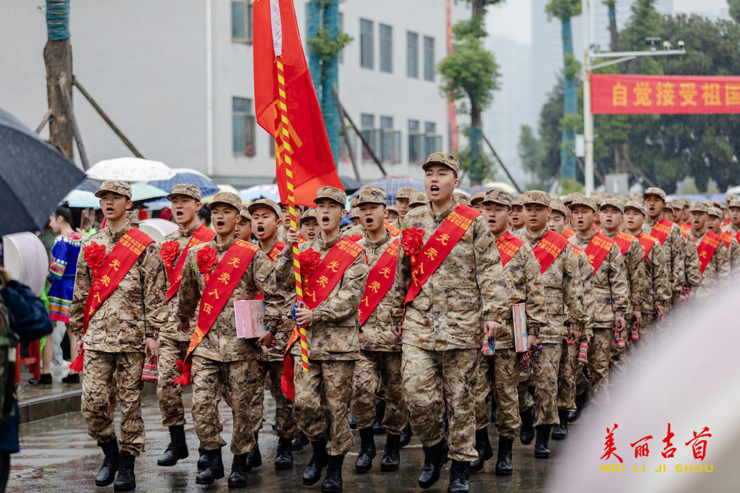 全体入伍新兵有序出征