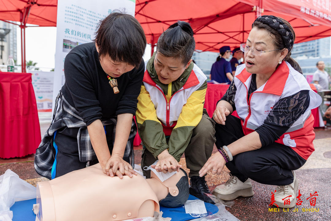市民在红十字会工作人员的指导下学习急救技能。