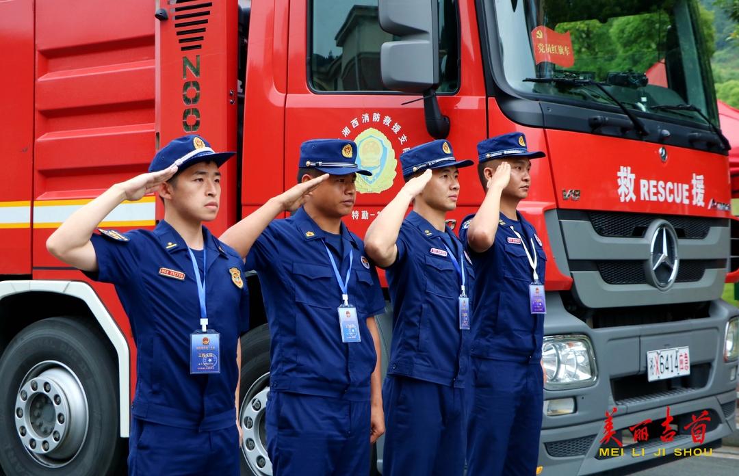6月7日，消防战士用标准的敬礼姿势为考点筑牢安全防线。