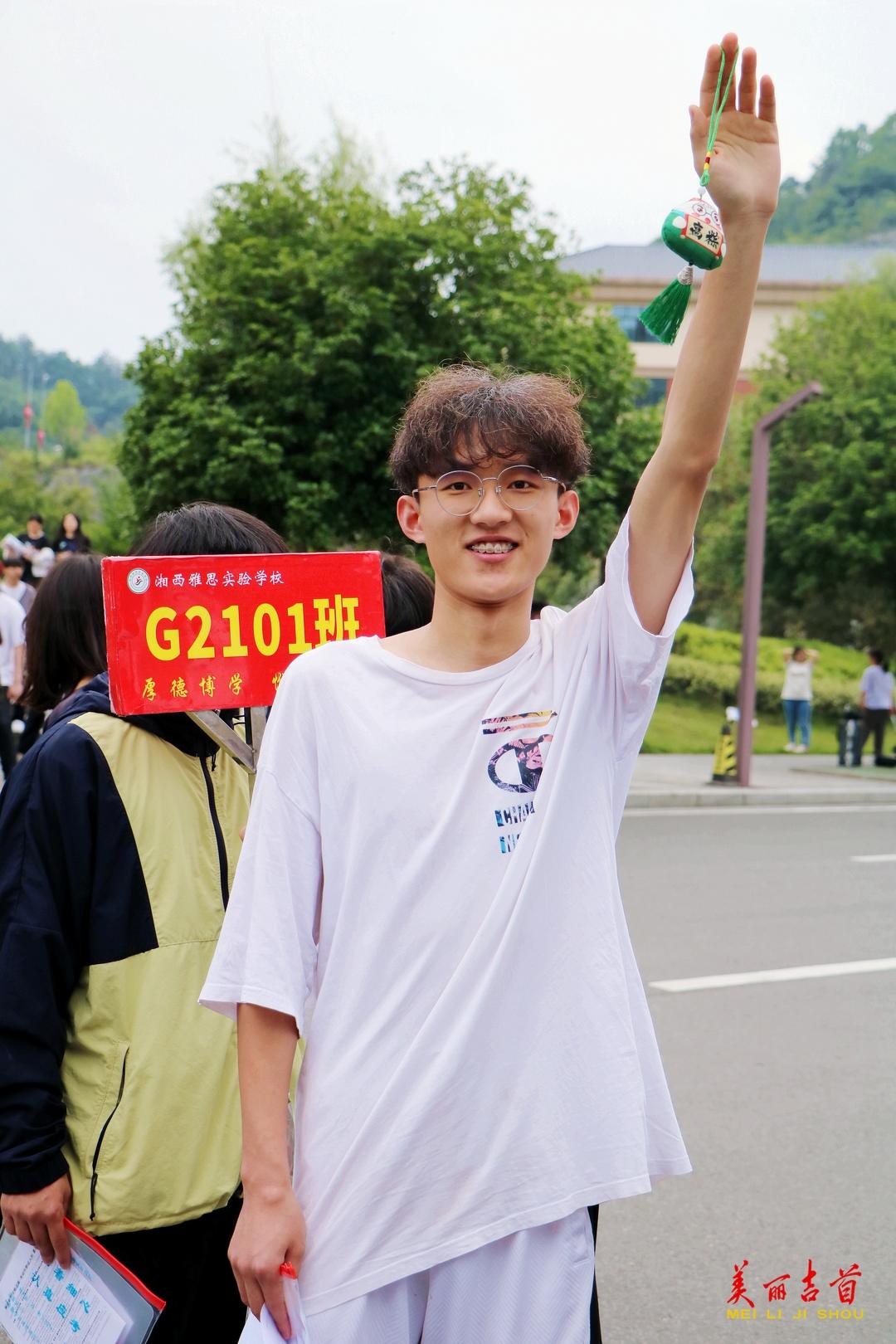 6月7日上午，一名考生将“高粽”香囊高高举起。