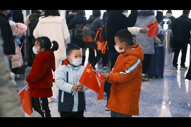 1月17日上午，在春节来临之际，以歌曲《领航》为主题的歌舞快闪活动，在吉首东站举行，市民以自豪、炽热的爱国情怀满溢此间！