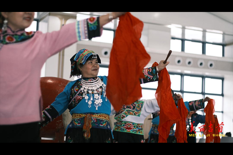 1月17日上午，在春节来临之际，以歌曲《领航》为主题的歌舞快闪活动，在吉首东站举行，市民以自豪、炽热的爱国情怀满溢此间！