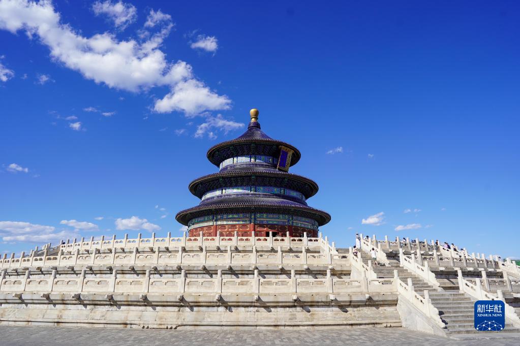 这是蓝天白云下的北京天坛祈年殿（2021年6月4日  陈晔华 摄）。
