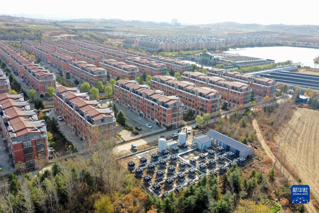 这是山东威海文登区金岭山庄清洁能源供暖站（2020年11月12日 
 朱峥 摄，无人机照片）