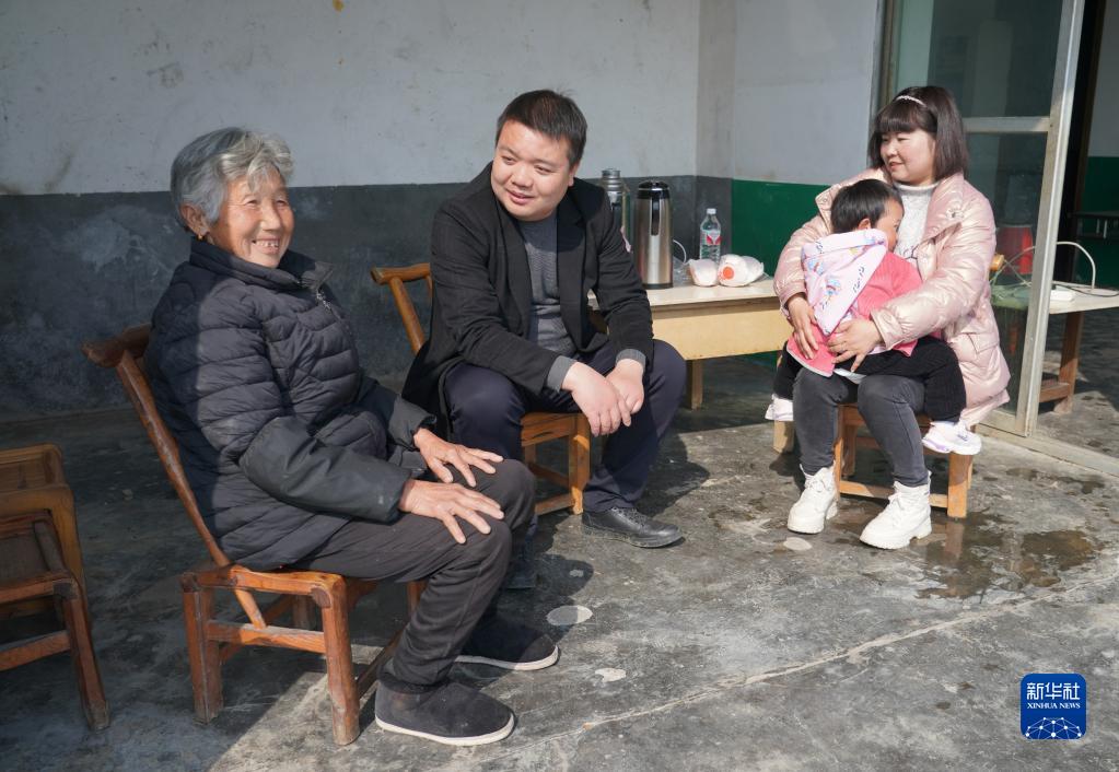 　2月25日，汉滨区建民街道青春村支部副书记唐振（左二）在村民刘玉秀（左一）家中走访。