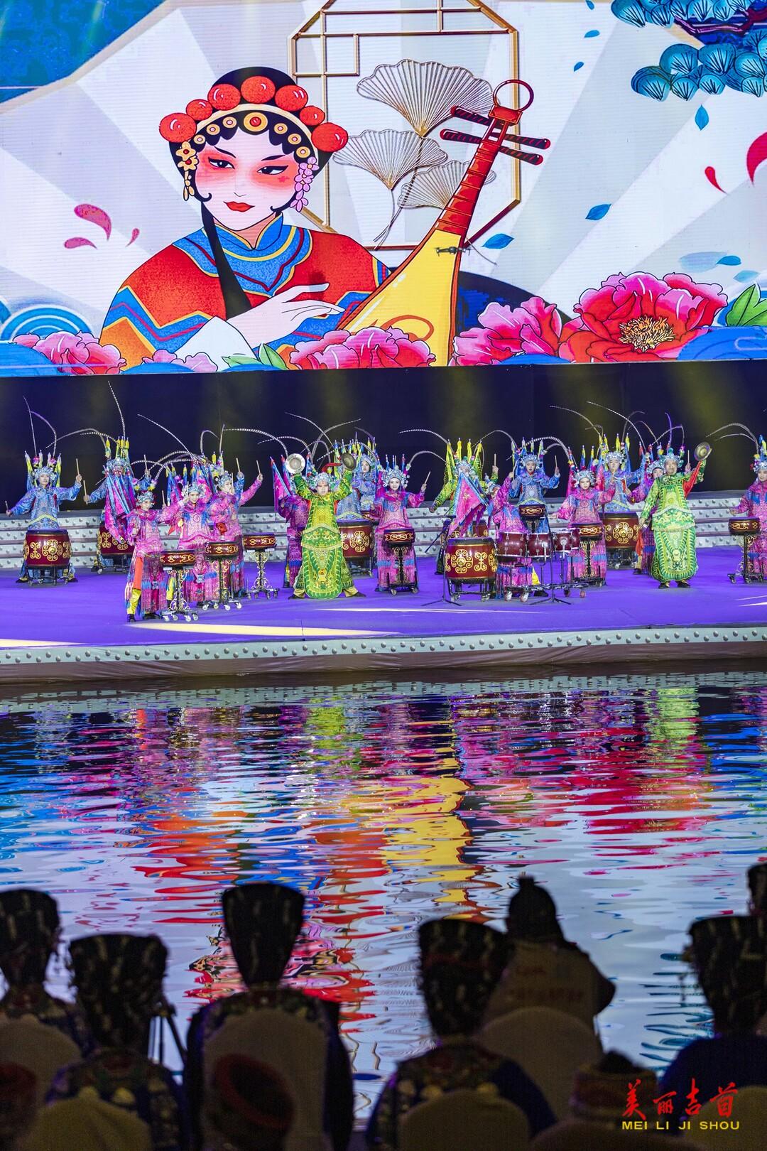 2月21日晚，吉首市首届旅发大会暨第九届吉首鼓文化节在乾州古城盛大开幕，吸引了国内外知名鼓队参加，用鼓声歌声奏响文旅发展最强音。此次活动将坚持以文塑旅、以旅彰文，推进文化和旅游深度融合发展，持续提升吉首旅游竞争力，助推文旅快速升温回暖。（彭璟/摄）