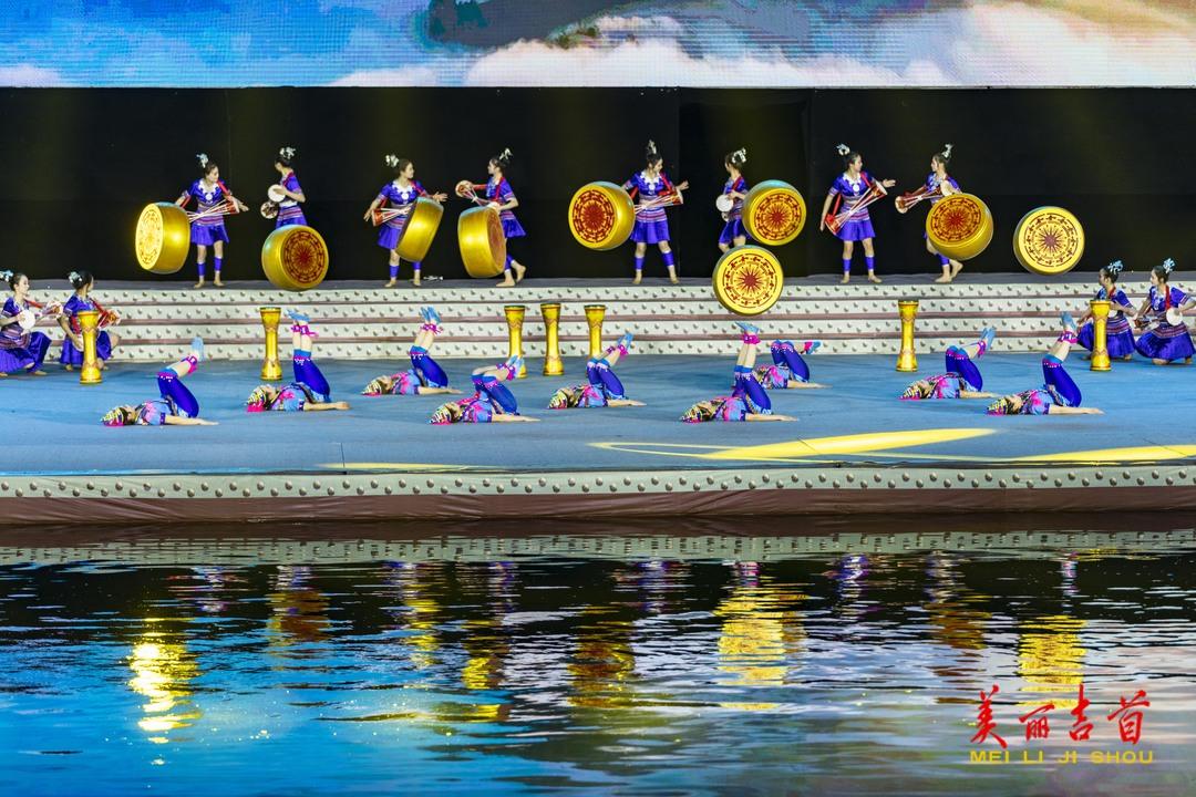 2月21日晚，吉首市首届旅发大会暨第九届吉首鼓文化节在乾州古城盛大开幕，吸引了国内外知名鼓队参加，用鼓声歌声奏响文旅发展最强音。此次活动将坚持以文塑旅、以旅彰文，推进文化和旅游深度融合发展，持续提升吉首旅游竞争力，助推文旅快速升温回暖。（彭璟/摄）