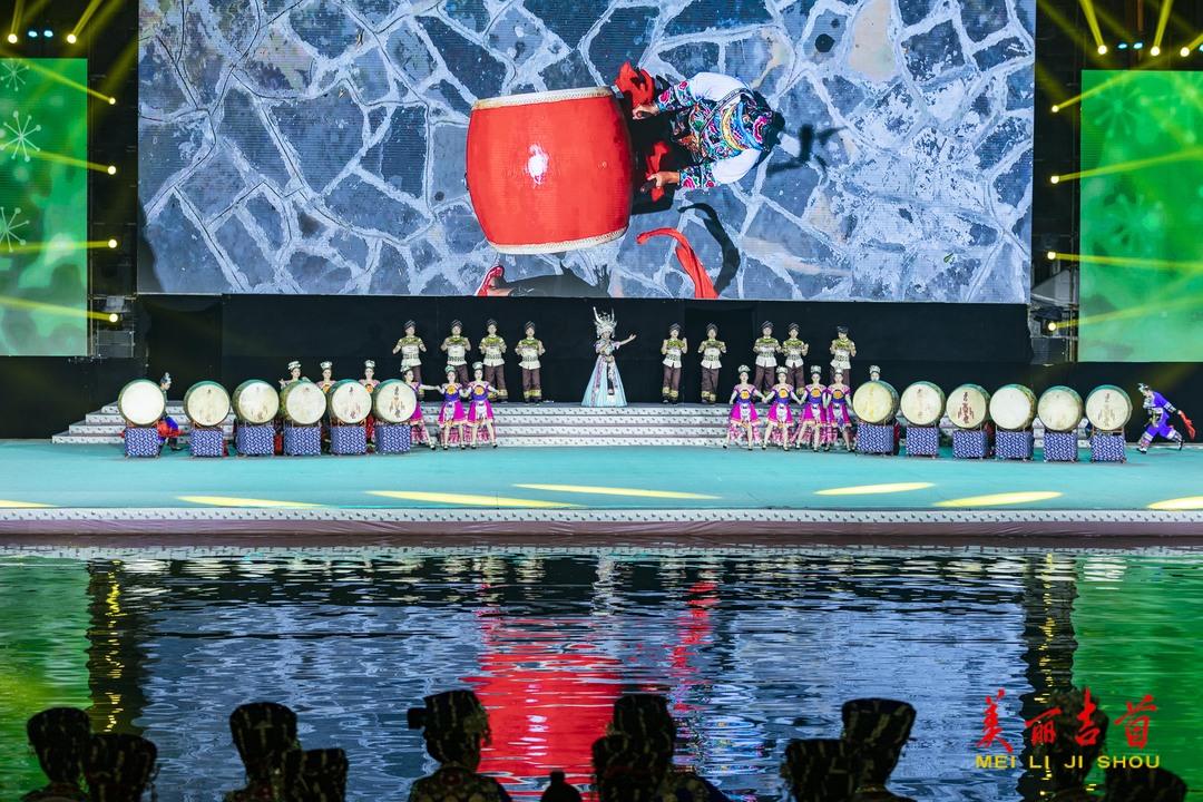 2月21日晚，吉首市首届旅发大会暨第九届吉首鼓文化节在乾州古城盛大开幕，吸引了国内外知名鼓队参加，用鼓声歌声奏响文旅发展最强音。此次活动将坚持以文塑旅、以旅彰文，推进文化和旅游深度融合发展，持续提升吉首旅游竞争力，助推文旅快速升温回暖。（彭璟/摄）