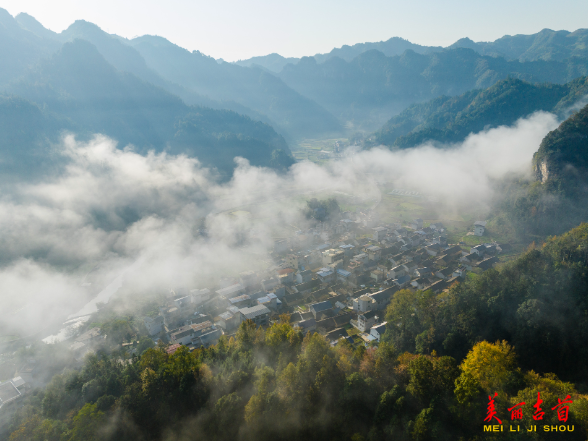 吉首：﻿初冬晨雾乡村美