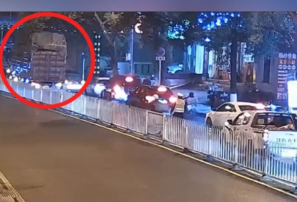 大货车因限高遇困 吉首交警暖心护航解民忧