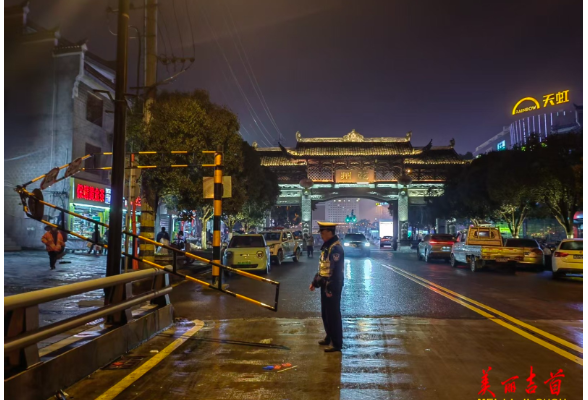 货车误撞限高杆 吉首交警快速处置保畅通