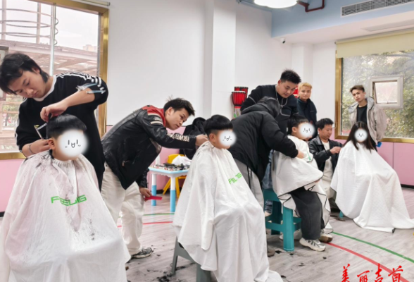 吉首：三月学雷锋 义剪暖童心