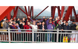 春色醉人 矮寨奇观旅游区迎客流小高峰